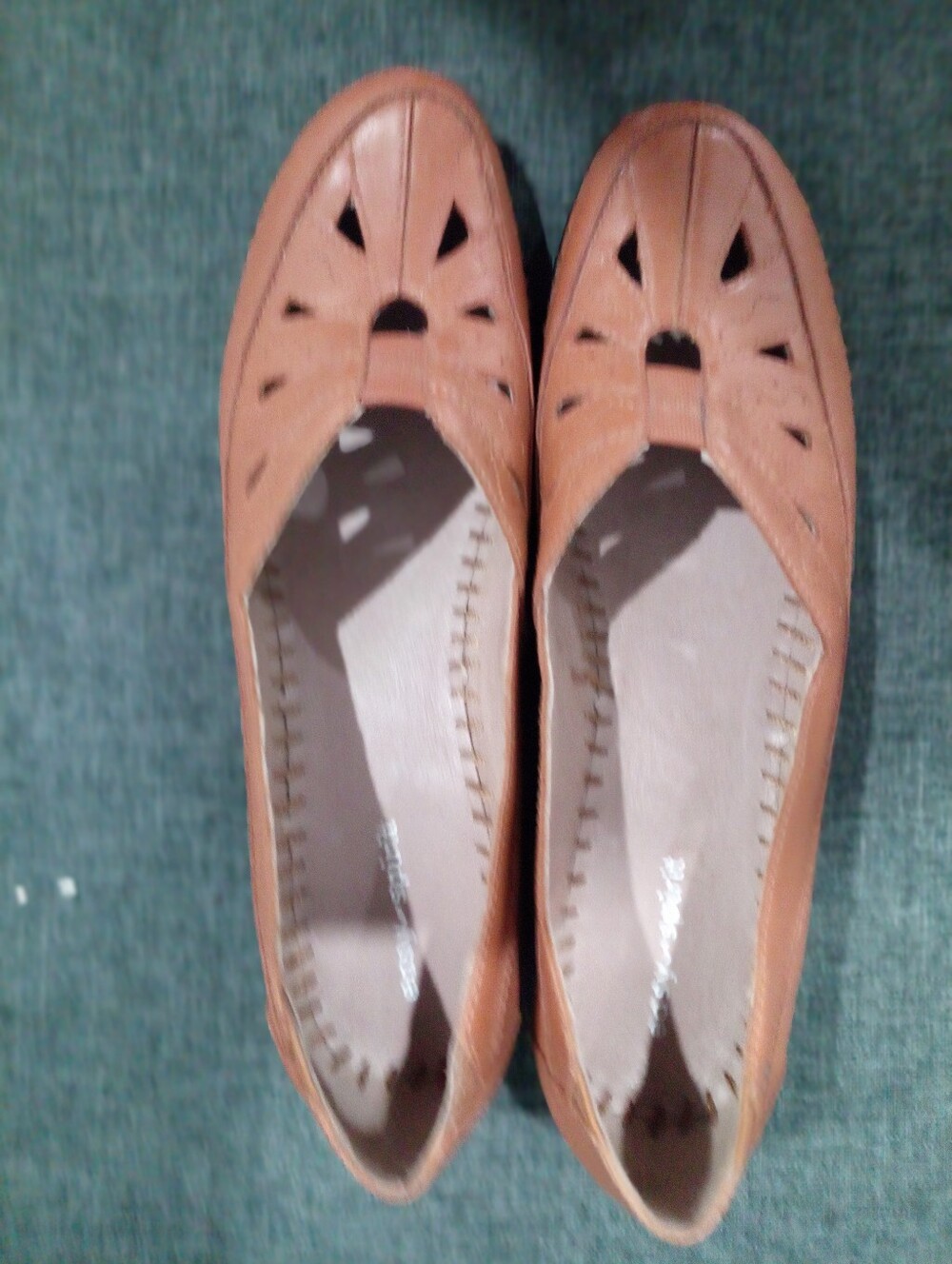 Easy Spirit Tan Leather Slip-On Comfort Flats Cutout Detail 9.5M GUC Worn Once
